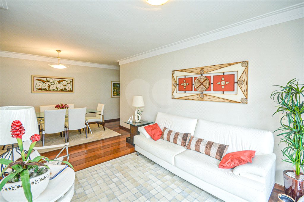 Apartamento à venda com 3 quartos, sendo 1 suíte,  em Moema, São Paulo, SP