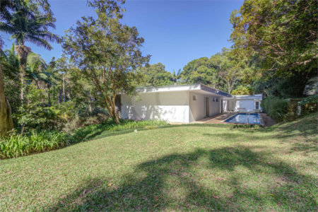 Casa para alugar com 5 quartos, sendo 3 suítes, no condomínio Chácara Flora, São Paulo - SP