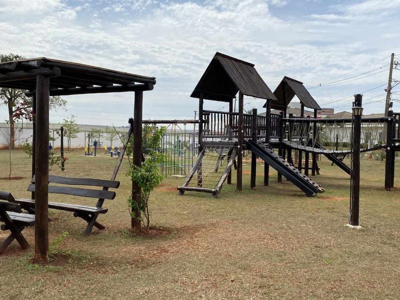 Casa à venda com 3 suítes no condomínio Residencial Terras do Cancioneiro, Paulínia - SP