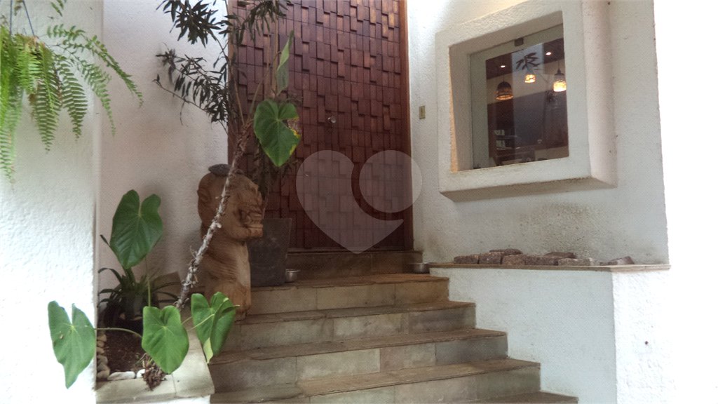 Sobrado à venda com 6 quartos, sendo 2 suítes,  em Chácara Monte Alegre, São Paulo, SP