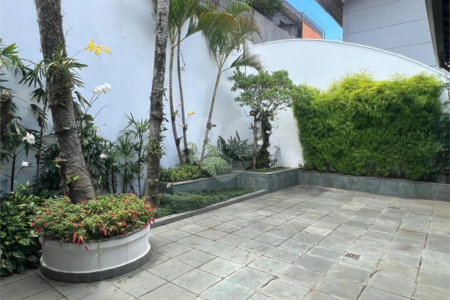 Casa à venda com 5 quartos, sendo 4 suítes, em Parque Maria Helena, São Paulo, SP