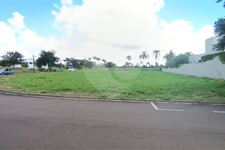 Terreno no Condomínio Damha Golf.