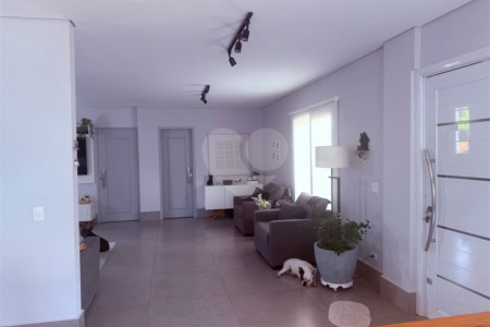 Sobrado à venda com 4 quartos, sendo 2 suítes, em Vila Santo Antônio, Cotia, SP