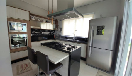 Casa à venda com 4 suítes no condomínio Figueira Garden, Atibaia - SP