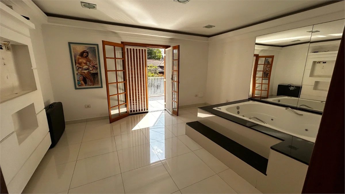 Sobrado à venda com 3 quartos, sendo 2 suítes, em Cidade São Francisco, São Paulo, SP