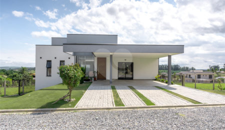 Casa à venda com 4 quartos, sendo 1 suíte,  no condomínio Residencial Pinheiros do Lago, Alambari - SP