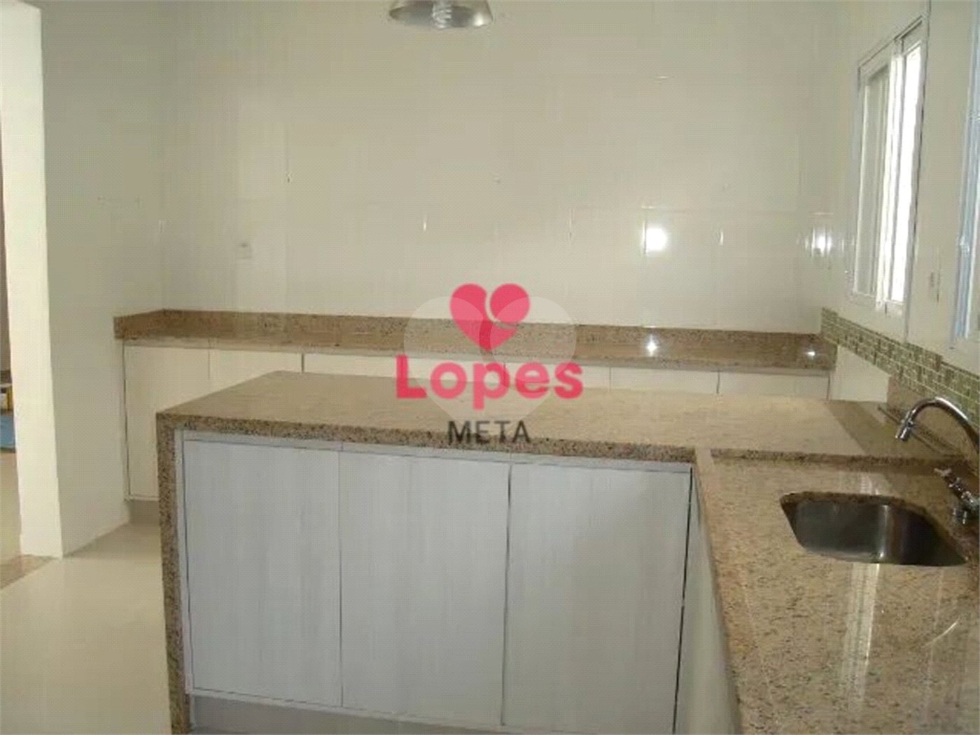 Casa à venda com 3 quartos, sendo 2 suítes, no condomínio Floradas Paratey, São José dos Campos - SP