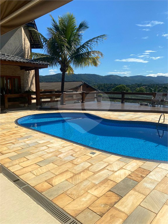 Casa à venda com 5 quartos, sendo 4 suítes, no condomínio Lago do Imperador, Mairiporã - SP
