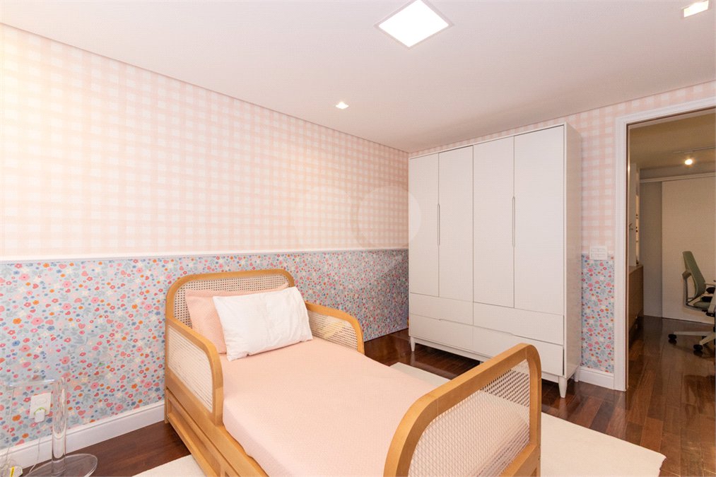 Apartamento à venda com 3 quartos, sendo 1 suíte,  em Vila Uberabinha, São Paulo, SP