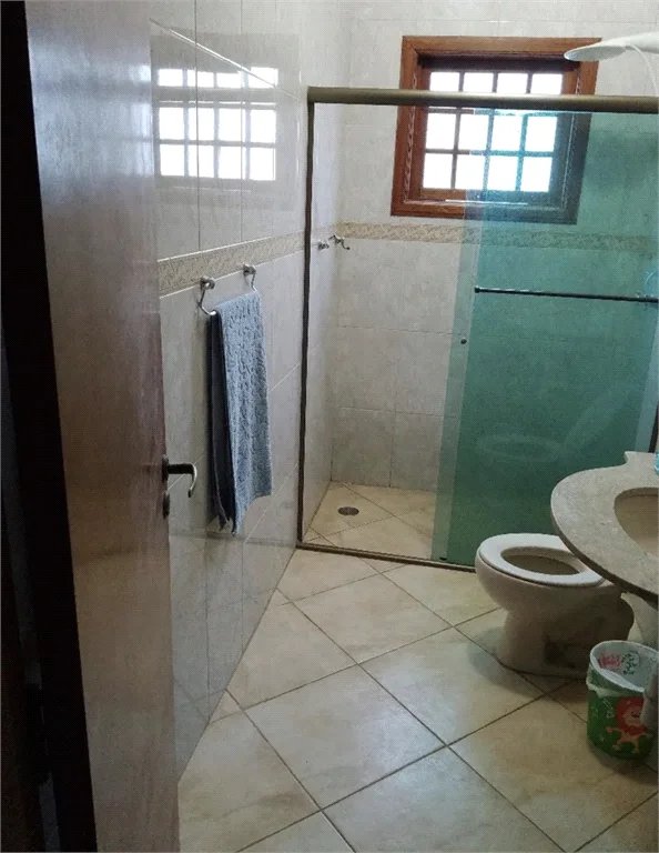 Casa à venda com 4 quartos, sendo 1 suíte, no condomínio Quinta da Cachoeira, Embu das Artes - SP