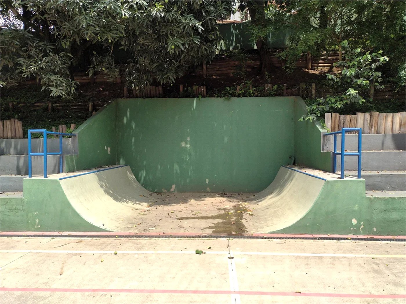 Casa à venda com 4 quartos, sendo 3 suítes,  no condomínio Vila das Flores, São Paulo - SP