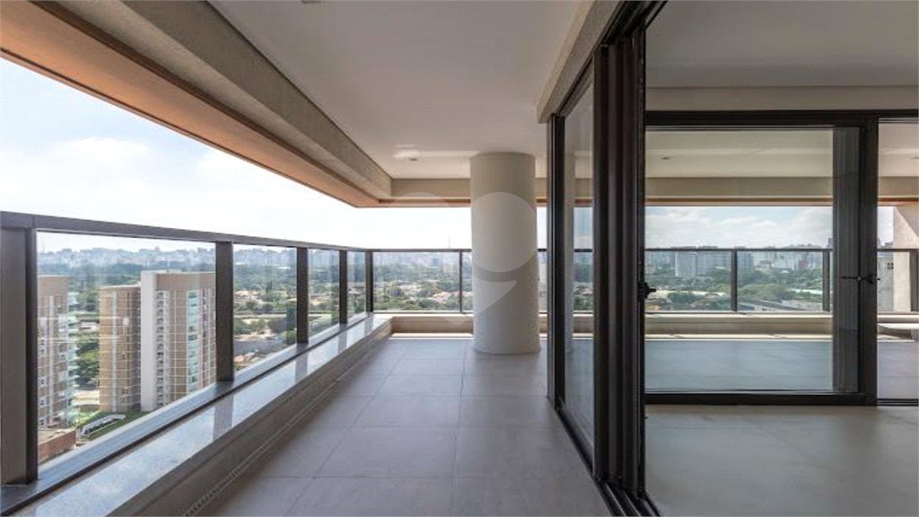 Apartamento à venda com 3 suítes em Moema, São Paulo, SP