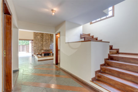 Casa à venda com 5 quartos, sendo 3 suítes, no condomínio Granja do Morumbi, São Paulo - SP