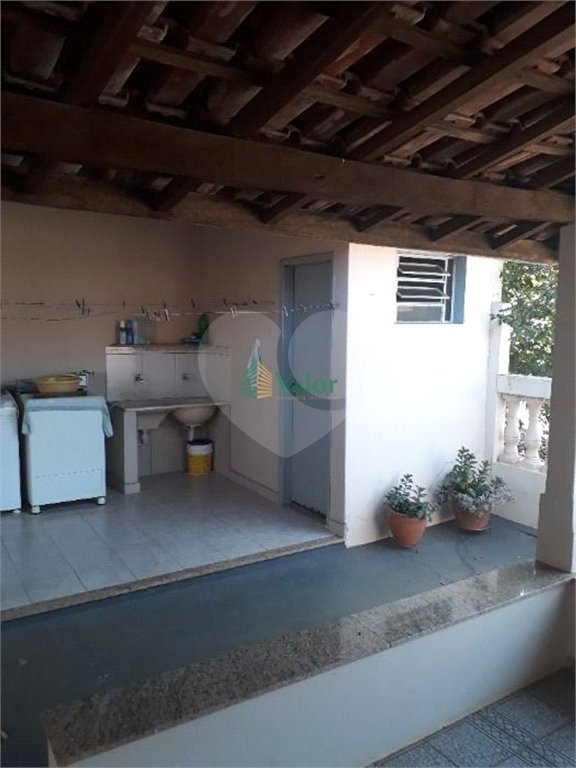 Ampla casa no condomÍnio Parque Fehr, contendo: