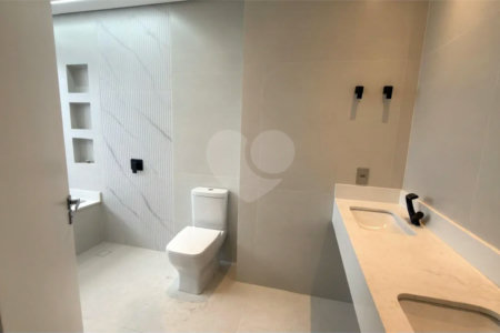 Sobrado de alto padrão no Swiss Park, totalmente reformado, com 4 suítes, piscina, elevador, espaço gourmet, 4 vagas e condomínio com lazer completo.