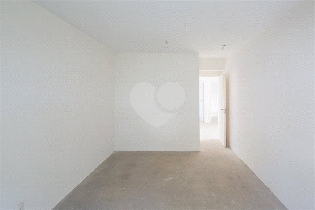 Casa à venda com 4 quartos, sendo 2 suítes, no condomínio Bristol Village, São Paulo - SP