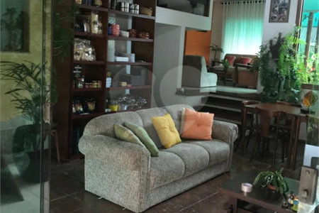 Casa à venda com 3 quartos, sendo 2 suítes,  em Vila Oliveira, Mogi das Cruzes, SP