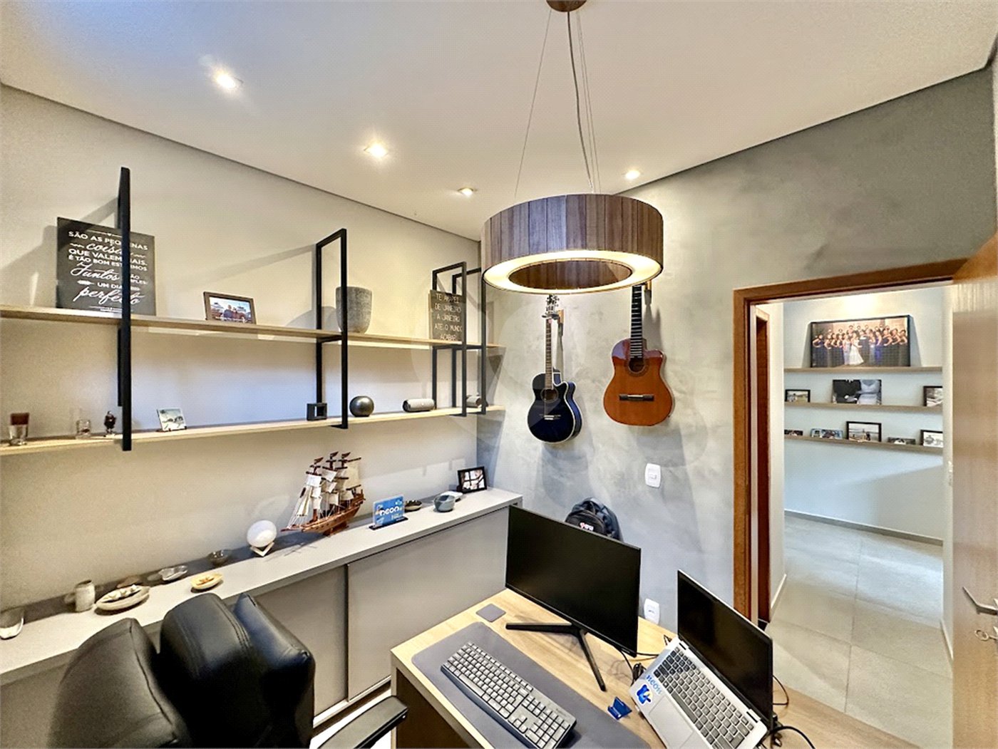 Casa à venda com 3 suítes no condomínio Reserva Santa Maria, Jandira - SP