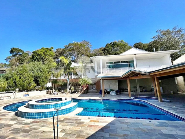 Casa à venda ou para alugar com 4 suítes no condomínio Alpes da Cantareira, Mairiporã - SP