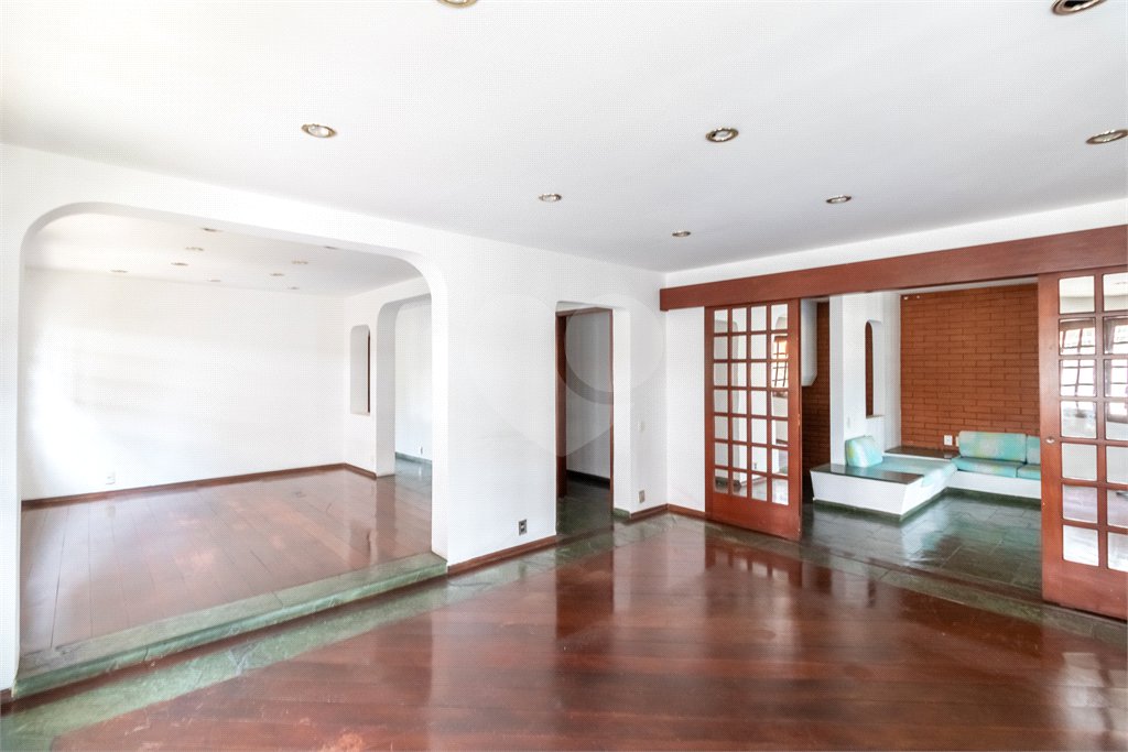 Sobrado à venda com 5 quartos, sendo 3 suítes, em Alto da Boa Vista, São Paulo, SP