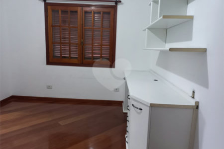 Sobrado à venda com 4 quartos, sendo 3 suítes, em Cidade São Francisco, São Paulo, SP