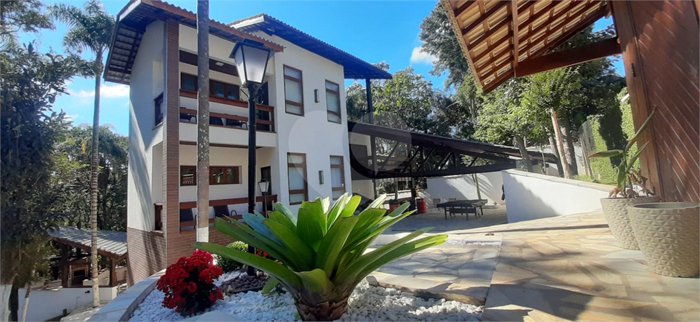 Sobrado à venda com 5 quartos, sendo 3 suítes, em Serra da Cantareira, Mairiporã, SP
