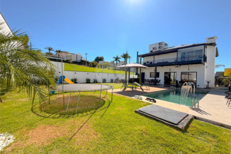 Casa à venda com 3 suítes no condomínio Figueira Garden, Atibaia - SP