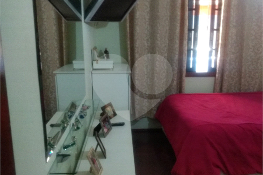 Sobrado à venda com 3 quartos em Horto, São Paulo, SP