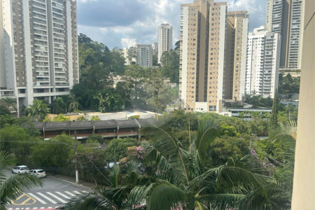 Apartamento à venda com 3 quartos, sendo 1 suíte,  em Vila Andrade, São Paulo, SP