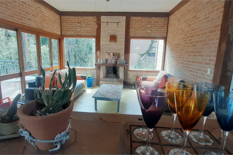 Casa à venda com 5 quartos, sendo 4 suítes, no condomínio Alpes da Cantareira, Mairiporã - SP