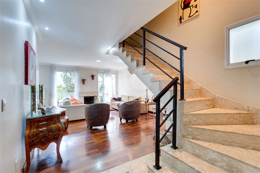 Casa à venda com 3 suítes no condomínio Vila Versalhes, São Paulo - SP
