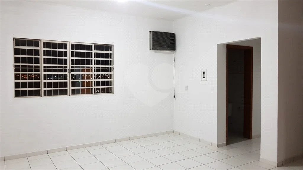 sala comercial_Jardim Bom Principio- Indaiatuba-SP. AU 60m2 valor locacao R$880,00 mais valor iptu.