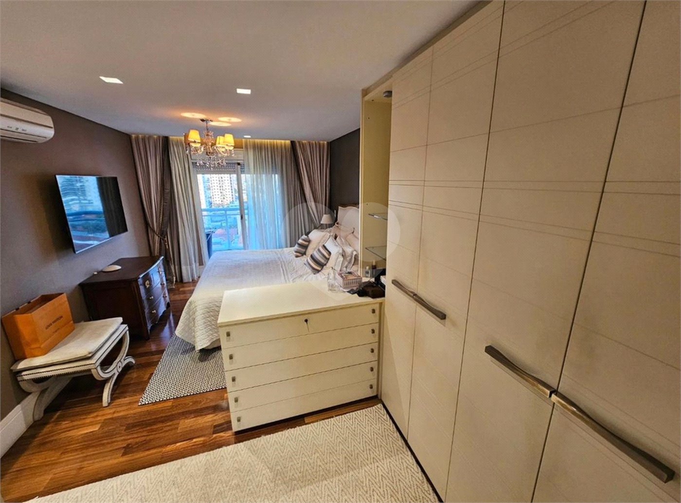 Apartamento mobiliado alto padrão, para venda ou locação, com 4 suítes e 4 vagas, em condomínio-clube no Ipiranga!