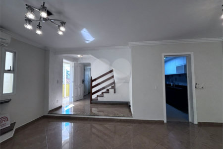 Sobrado à venda com 3 quartos, sendo 1 suíte, no condomínio Villagio da Granja, Cotia - SP