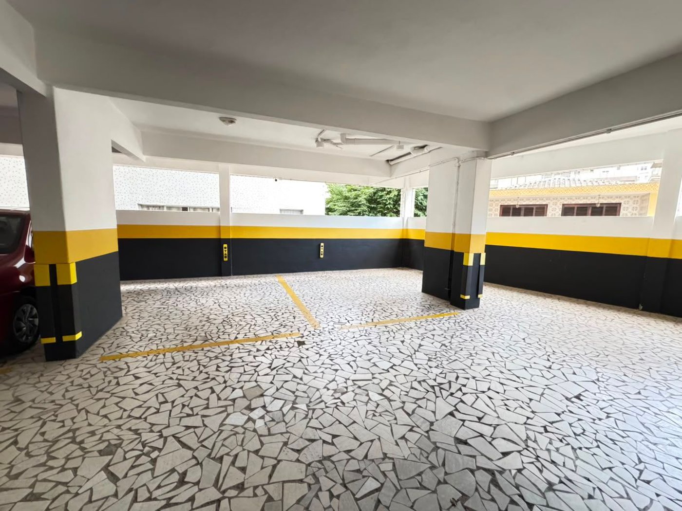 Apartamento com 2 dormitórios e suíte + dependência de serviço completa na Ponta da Praia – Localização privilegiada próximo à Praça Dino Bueno