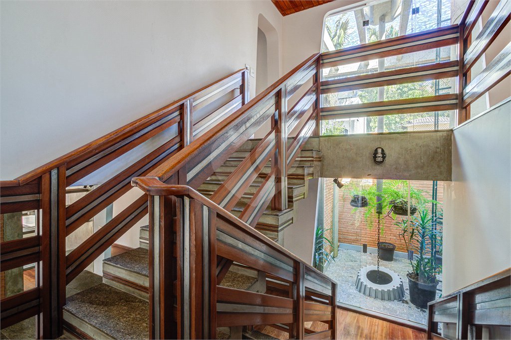 Casa à venda com 5 quartos, sendo 3 suítes, em Alto da Boa Vista, São Paulo, SP