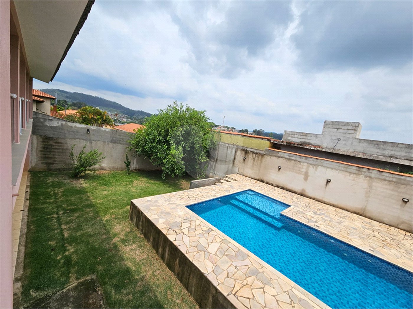 Casa à venda com 4 quartos, sendo 1 suíte,  no condomínio Jardim Shangri-lá, Atibaia - SP