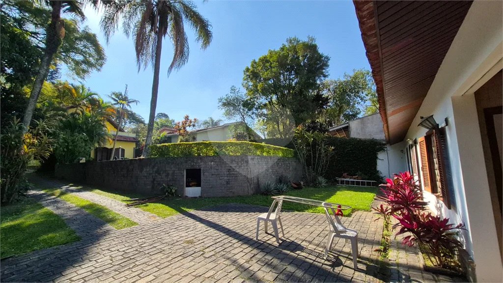 Casa com Piscina, Sauna e Edícula em Rua Arborizada no Tremembé