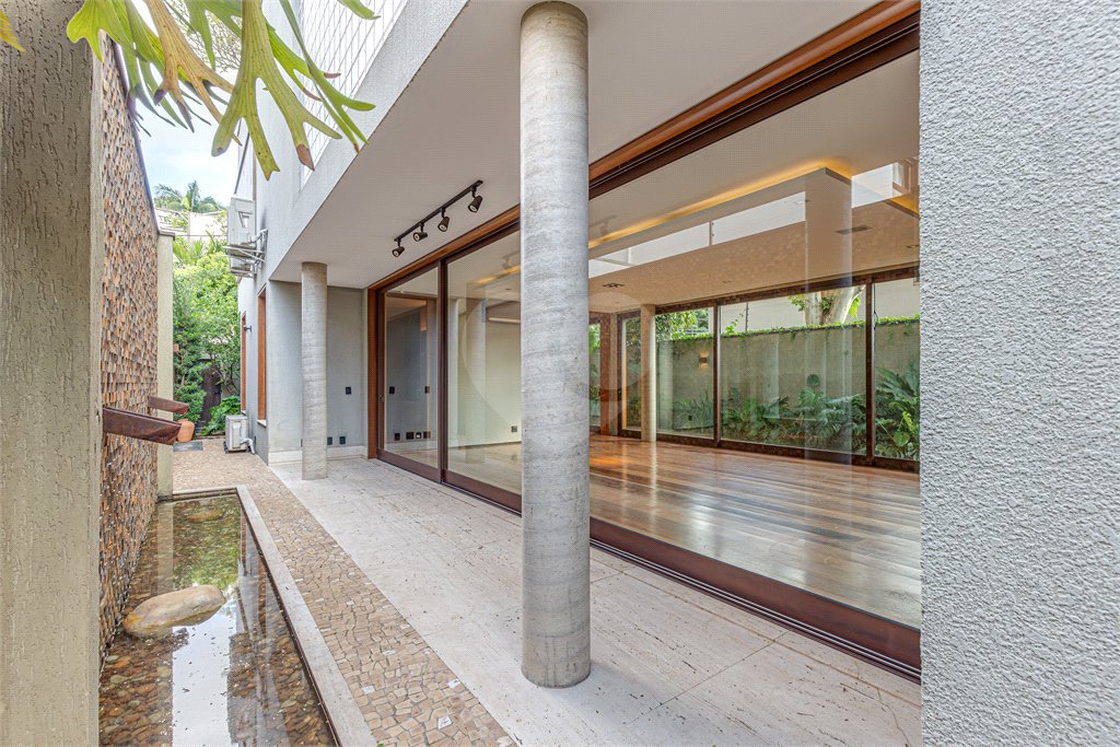 Casa à venda com 4 quartos, sendo 3 suítes, em Vila Nova Conceição, São Paulo, SP