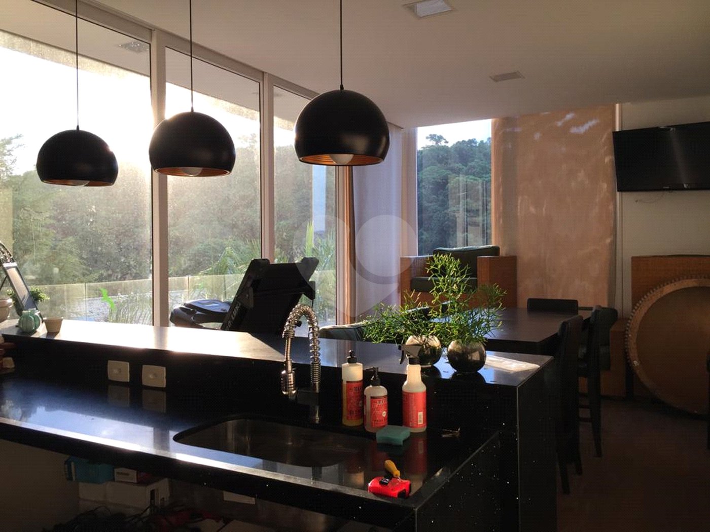 Casa à venda ou para alugar com 4 suítes no condomínio Suíça da Cantareira, Mairiporã - SP