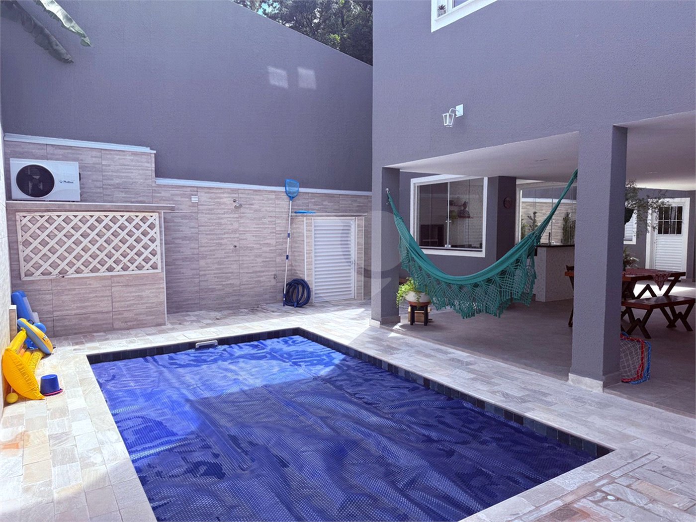 Sobrado à venda com 4 quartos, sendo 2 suítes, em Vila Santo Antônio, Cotia, SP