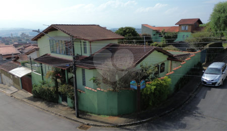 Casa à venda com 3 quartos, sendo 1 suíte,  no Centro, Extrema, MG