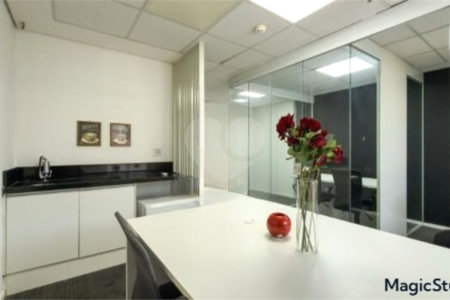 Sala comercial com 35m², 1 vaga, 1 banheiro, à venda na Barra Funda.