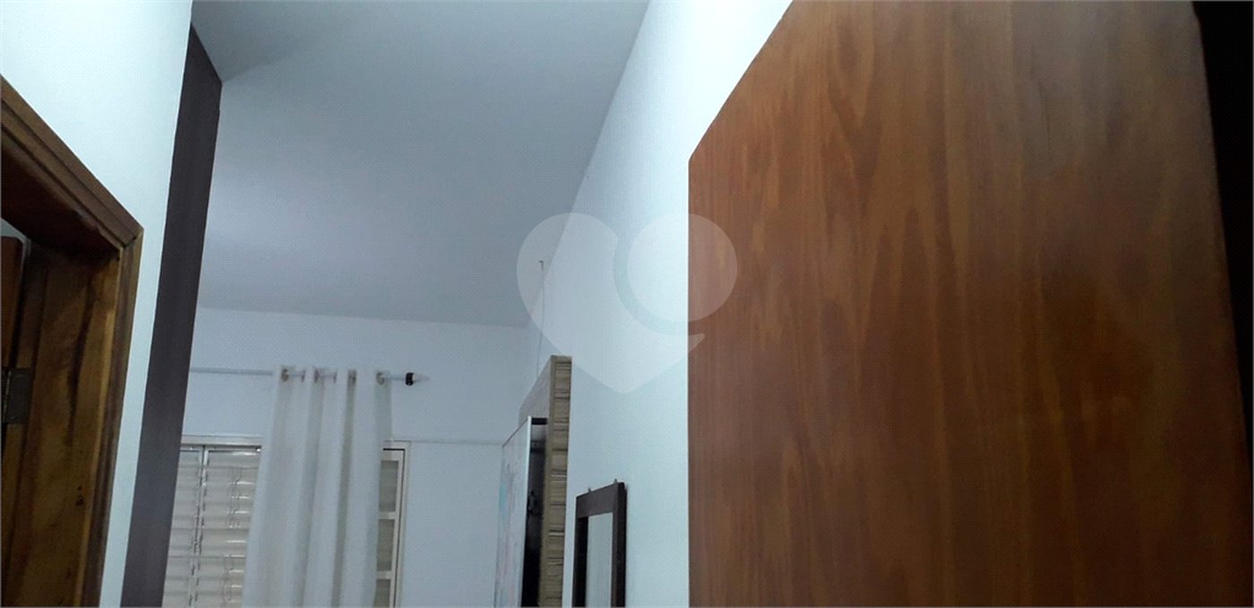 Casa térrea com 3 dormitórios, sendo 1 suíte.