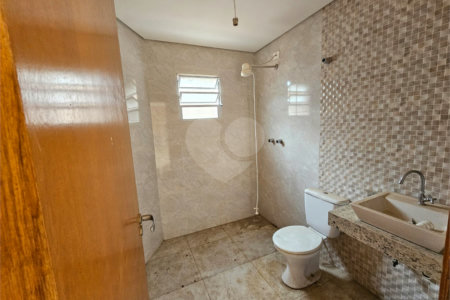 Casa à venda com 4 quartos, sendo 1 suíte,  no condomínio Jardim Shangri-lá, Atibaia - SP