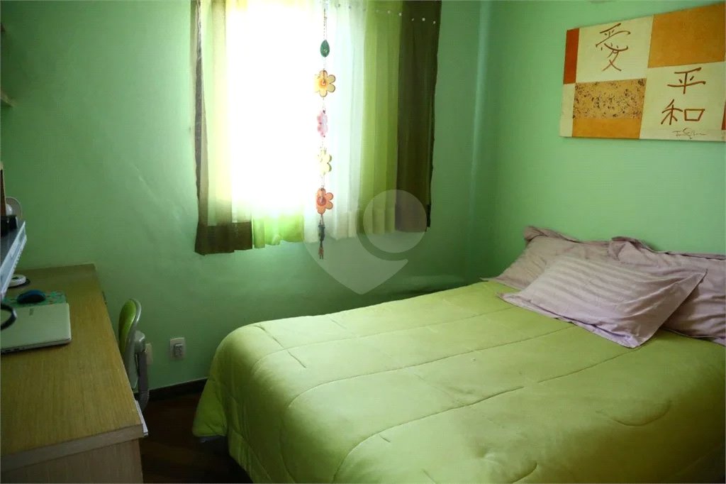 Apartamento à venda com 3 quartos, sendo 1 suíte, e 4 banheiros no total.