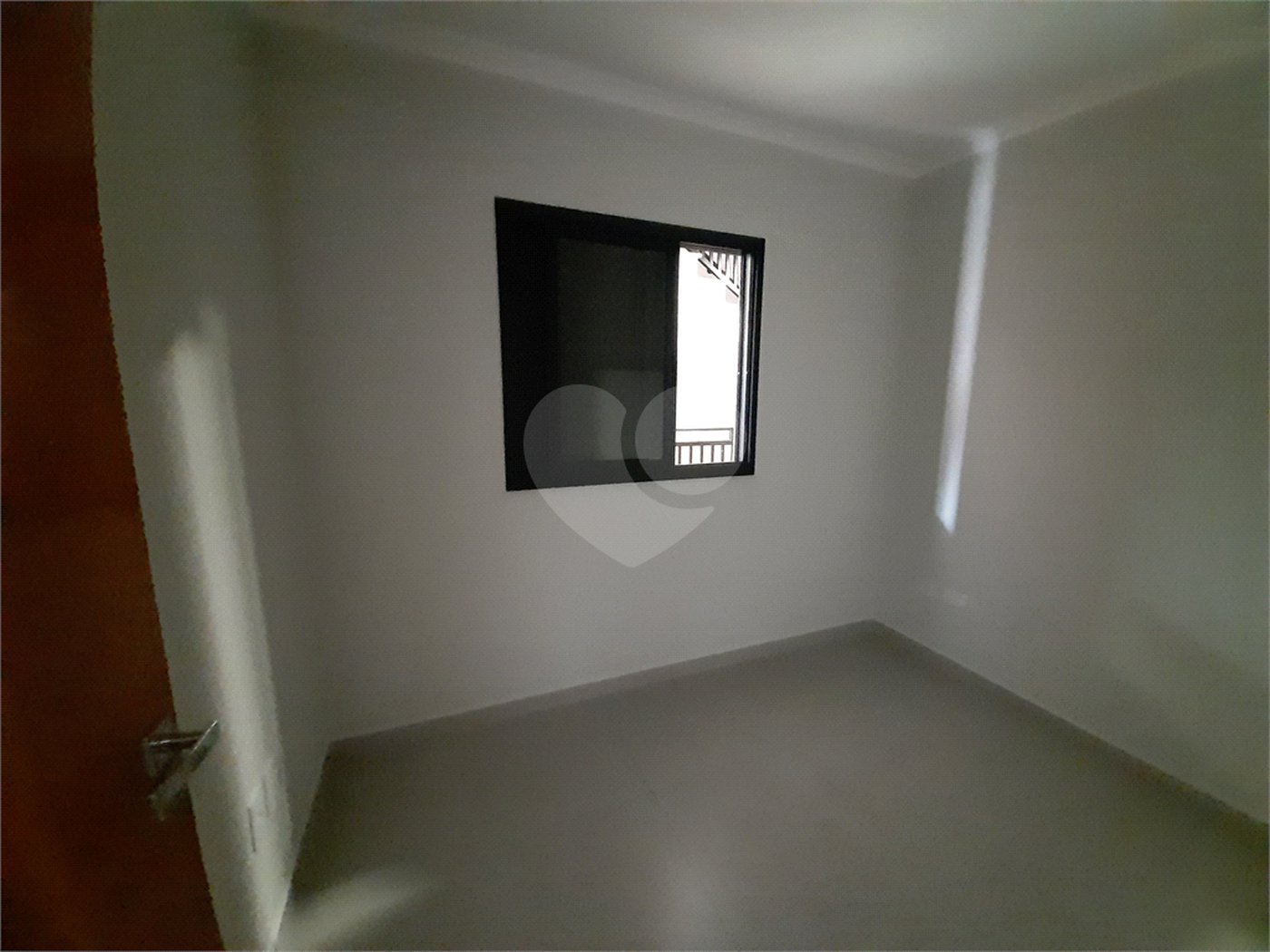 Apartamento com 37m2, 2 quartos, banheiro, sala, cozinha, quintal e SEM vaga de garagem