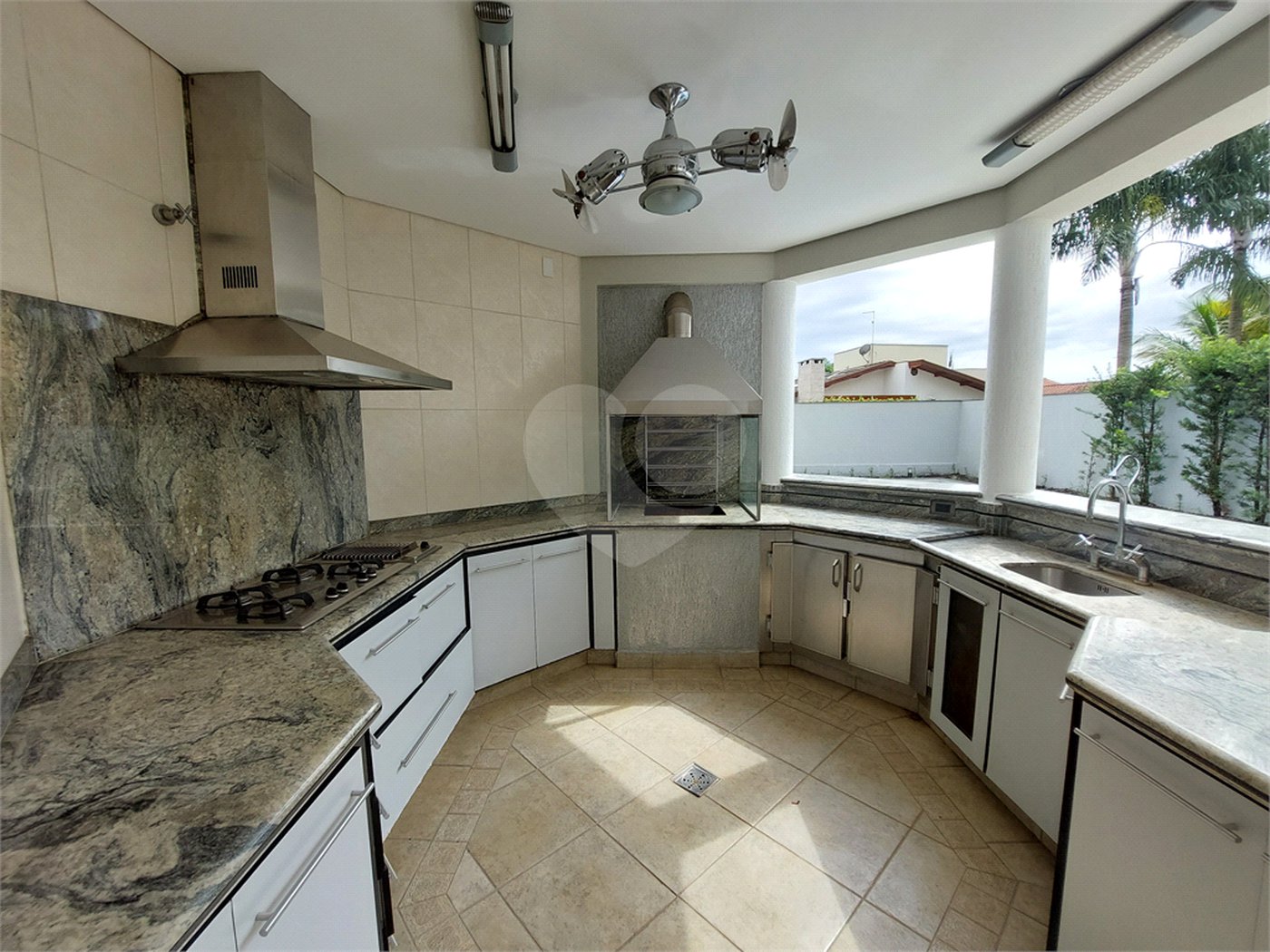 Casa à venda com 4 suítes no condomínio Reserva Colonial, Valinhos - SP