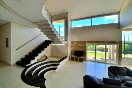 Casa à venda com 5 quartos, sendo 3 suítes, no condomínio Serra da Estrela, Atibaia - SP