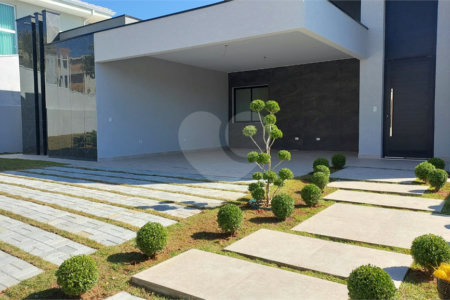 Casa à venda com 3 suítes no condomínio Shambala III, Atibaia - SP